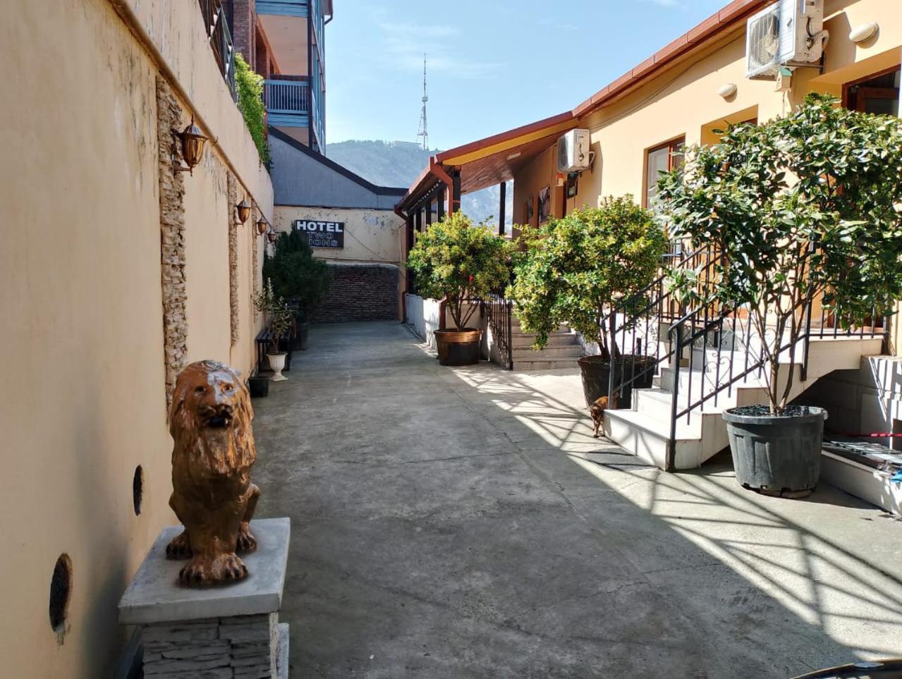 Two Lions Hotel Tbilisi Exteriör bild