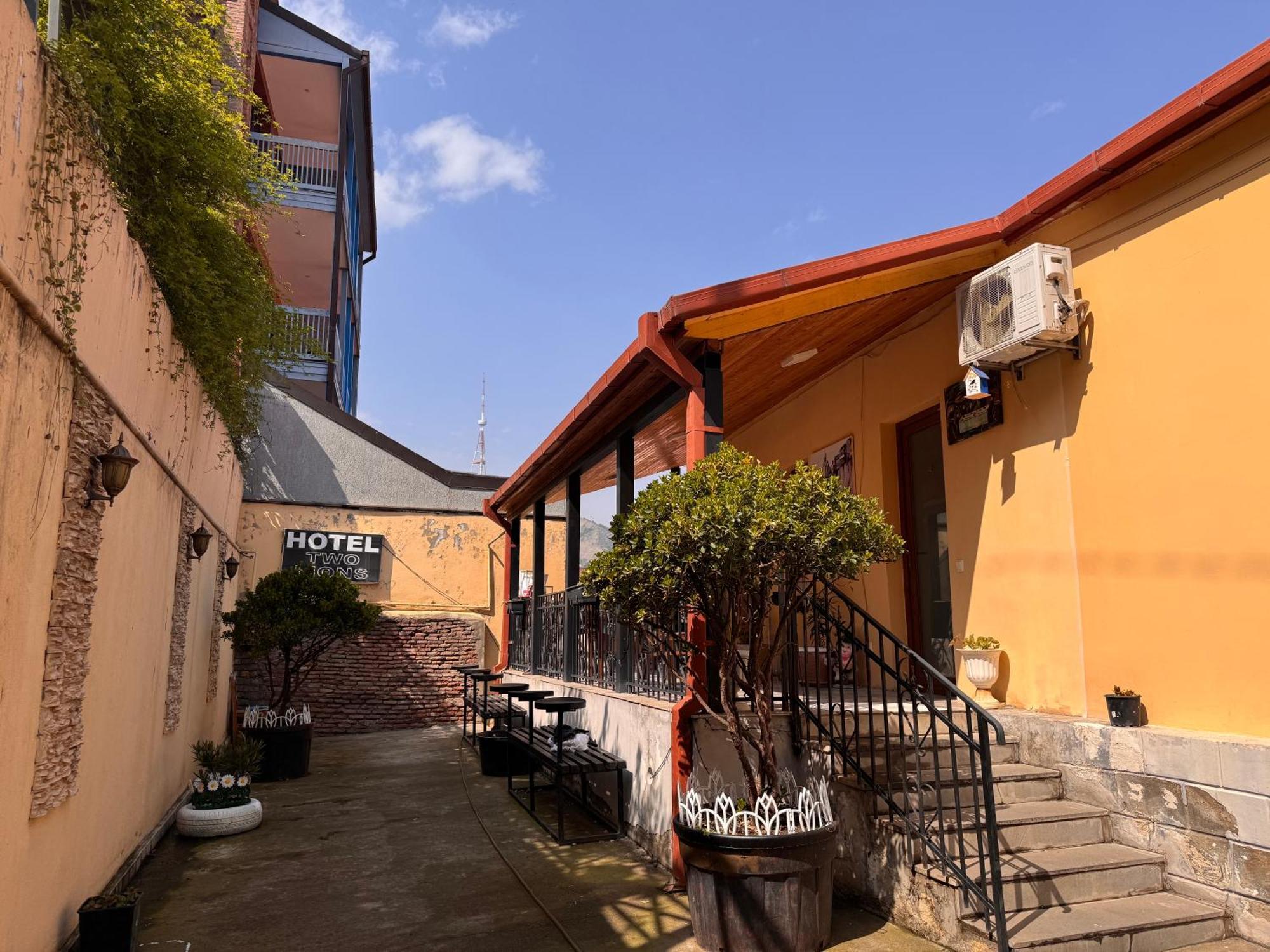 Two Lions Hotel Tbilisi Exteriör bild
